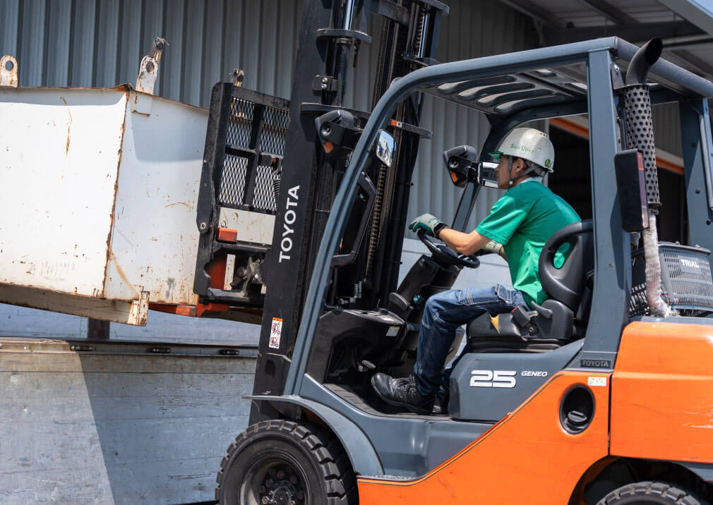 収集から処分施設への運搬まで一括対応