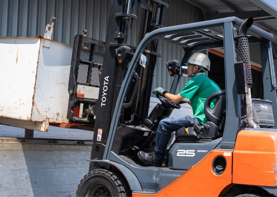 収集から処分施設への運搬まで一括対応